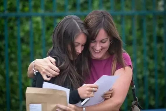 image d'un élève heureux de recevoir de bonnes notes