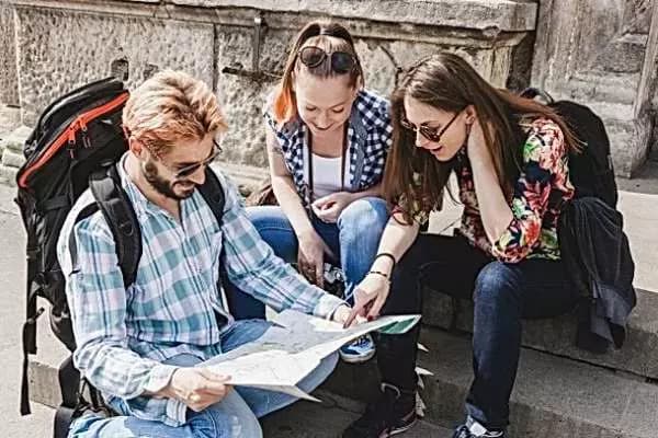 image d'un étudiant voyageant à l'étranger